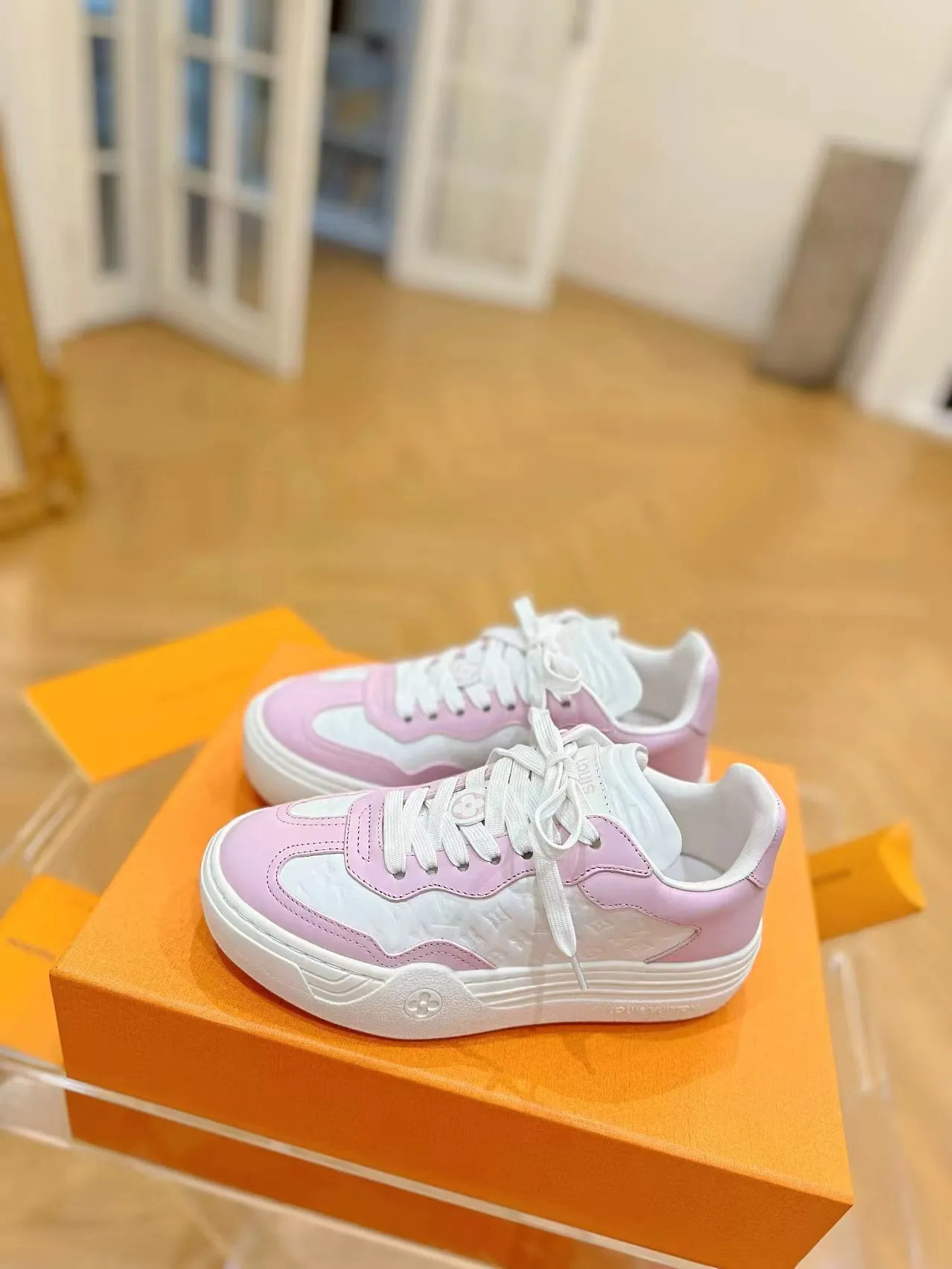 👟👟Ex-factory price 620👟👟Men's size +10 Same style for men and women🔥🔥𝐋𝐕 𝐃𝐢𝐬𝐜𝐨𝐯𝐞𝐫𝐲 2024 new sports shoes thick sole casual ❗️❗️ original purchase development and production LV Discovery lace-up shoes were unveiled at Louis Vuitton's fourth show. They are made of technical mesh fabric and metallic synthetic materials to create a streamlined design. Brand elements embellish the upper and lightweight rubber outsole, with technical shoelaces. Fabric: Original imported cowhide + technology mesh Inner lining: Original customized breathable mesh Sole: Original molded ultra-light rubber foam material Bottom thickness: 5.5CM Size: Women's 35-41 (41 customized), Men's 39-46, (45-46 customized)